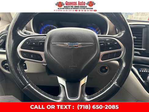 Used 2019 Chrysler Pacifica Touring-L image 19