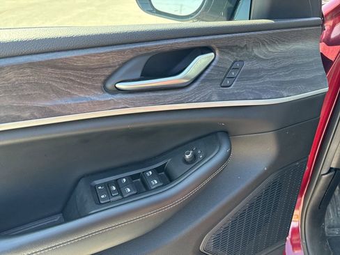 Used 2023 Jeep Grand Cherokee Limited AWD/4WD image 29