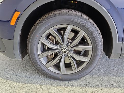 Certified 2024 Volkswagen Tiguan SE w/ Panoramic Sunroof Package FWD image 5