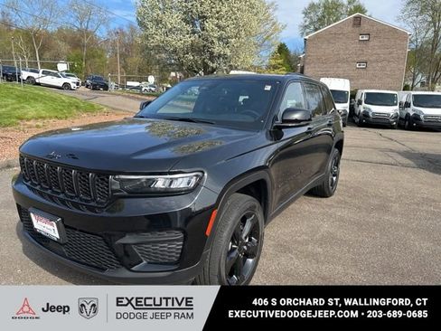 Used 2022 Jeep Grand Cherokee Altitude image 1