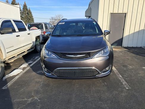 Used 2019 Chrysler Pacifica Limited image 5