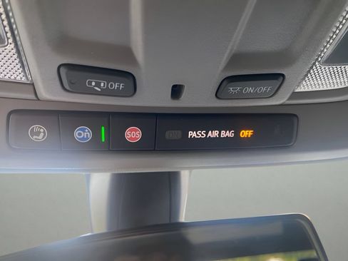 Used 2022 Chevrolet Silverado 1500 LT AWD/4WD image 32