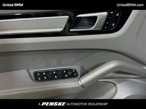 Used 2021 Porsche Cayenne image 3