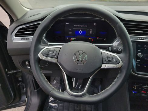 Used 2022 Volkswagen Tiguan SE w/ Panoramic Sunroof Package image 27