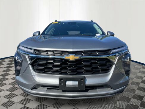 Used 2025 Chevrolet Trax LT w/ LT Convenience Package FWD image 2