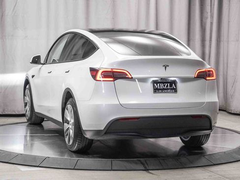 Used 2023 Tesla Model Y AWD image 2