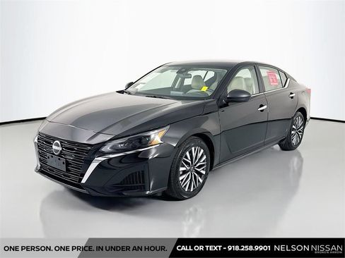Certified 2025 Nissan Altima 2.5 SV FWD image 1