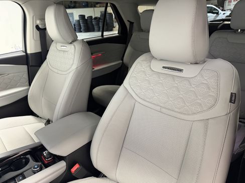 Used 2025 Ford Explorer Platinum w/ LUX Leather Package AWD/4WD image 21