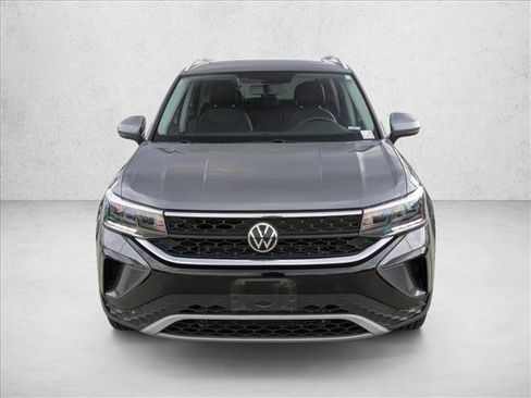 Used 2022 Volkswagen Taos SE w/ Panoramic Sunroof Package AWD/4WD image 2