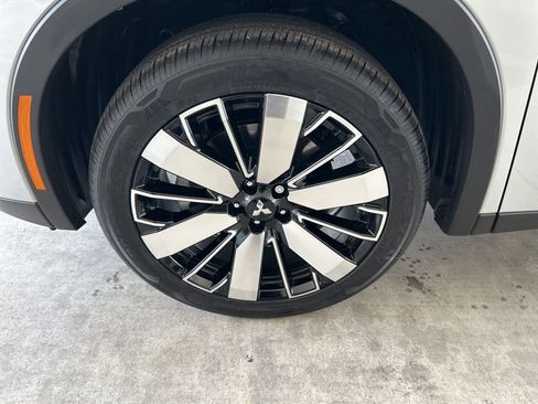 Used 2026 Mitsubishi Outlander SE image 13