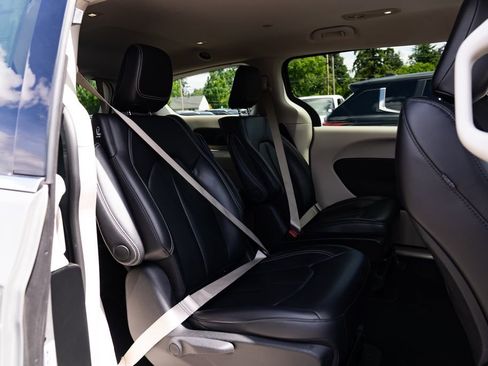 Used 2023 Chrysler Pacifica Touring-L FWD image 21