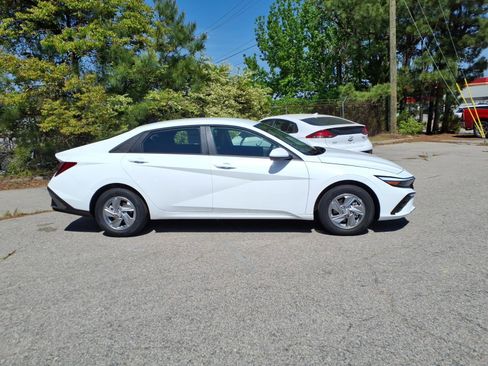 New 2026 Hyundai Elantra SE FWD image 2