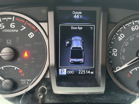 Used 2020 Toyota Tacoma TRD Off-Road w/ Technology Package AWD/4WD image 17