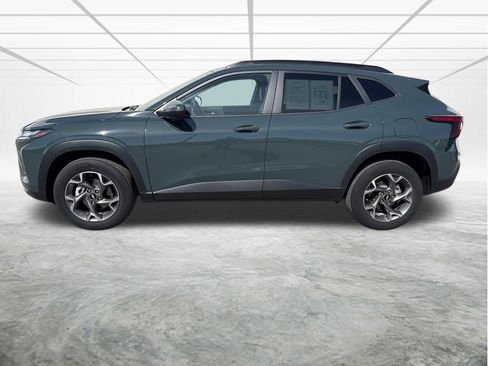 Used 2025 Chevrolet Trax LT image 2