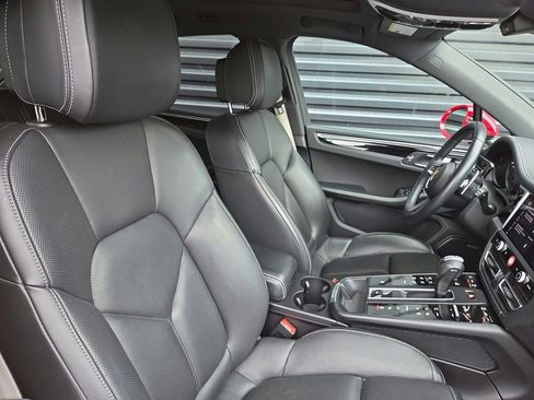 Certified 2022 Porsche Macan image 19