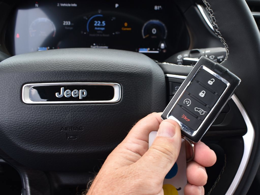 Used 2023 Jeep Grand Cherokee Limited w/ Luxury Tech Group II AWD/4WD image 11