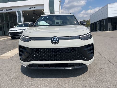 New 2026 Volkswagen Tiguan SE R-Line FWD image 2