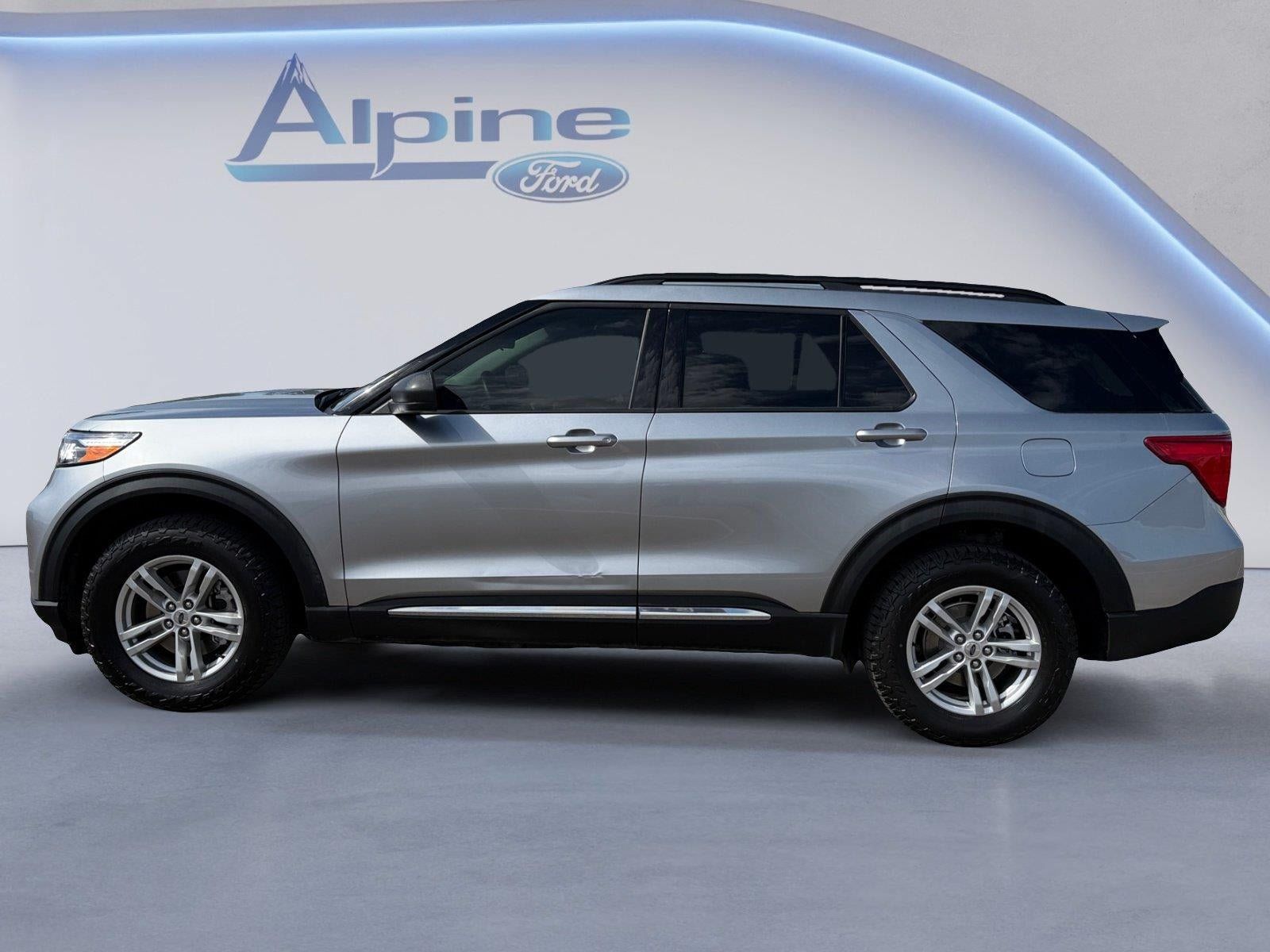 Certified 2024 Ford Explorer XLT w/ Class IV Trailer Tow Package AWD/4WD image 2