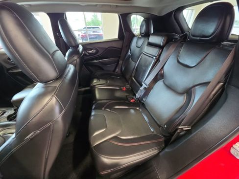 Used 2019 Jeep Cherokee Trailhawk AWD/4WD image 34