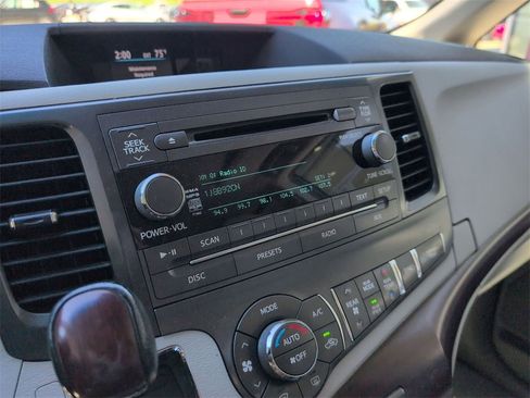 Used 2012 Toyota Sienna XLE image 28