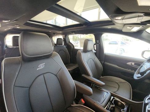 New 2025 Chrysler Pacifica Limited image 19