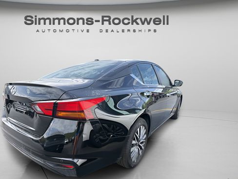 Used 2025 Nissan Altima 2.5 SV FWD image 4