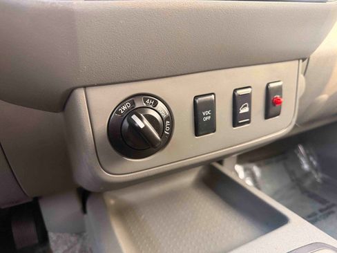 Used 2010 Nissan Frontier SE image 25