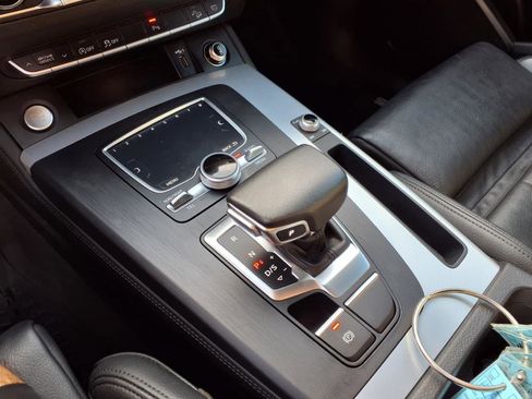 Used 2020 Audi Q5 2.0T Titanium Premium Plus w/ Premium Plus Package image 25