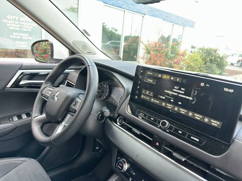 Used 2025 Mitsubishi Outlander SE AWD/4WD image 11