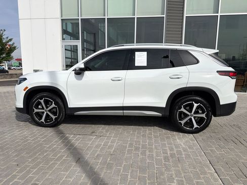 Certified 2025 Volkswagen Tiguan SE image 3