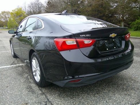 Used 2017 Chevrolet Malibu LT w/ Leather Package FWD image 11