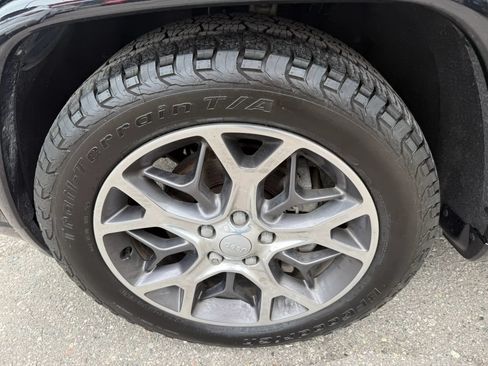 Used 2020 Jeep Grand Cherokee Overland AWD/4WD image 9