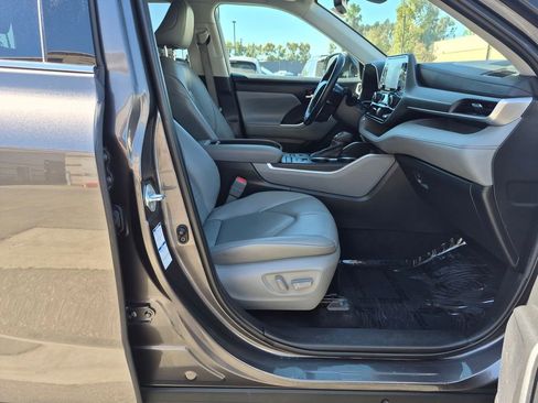 Used 2022 Toyota Highlander XLE image 32