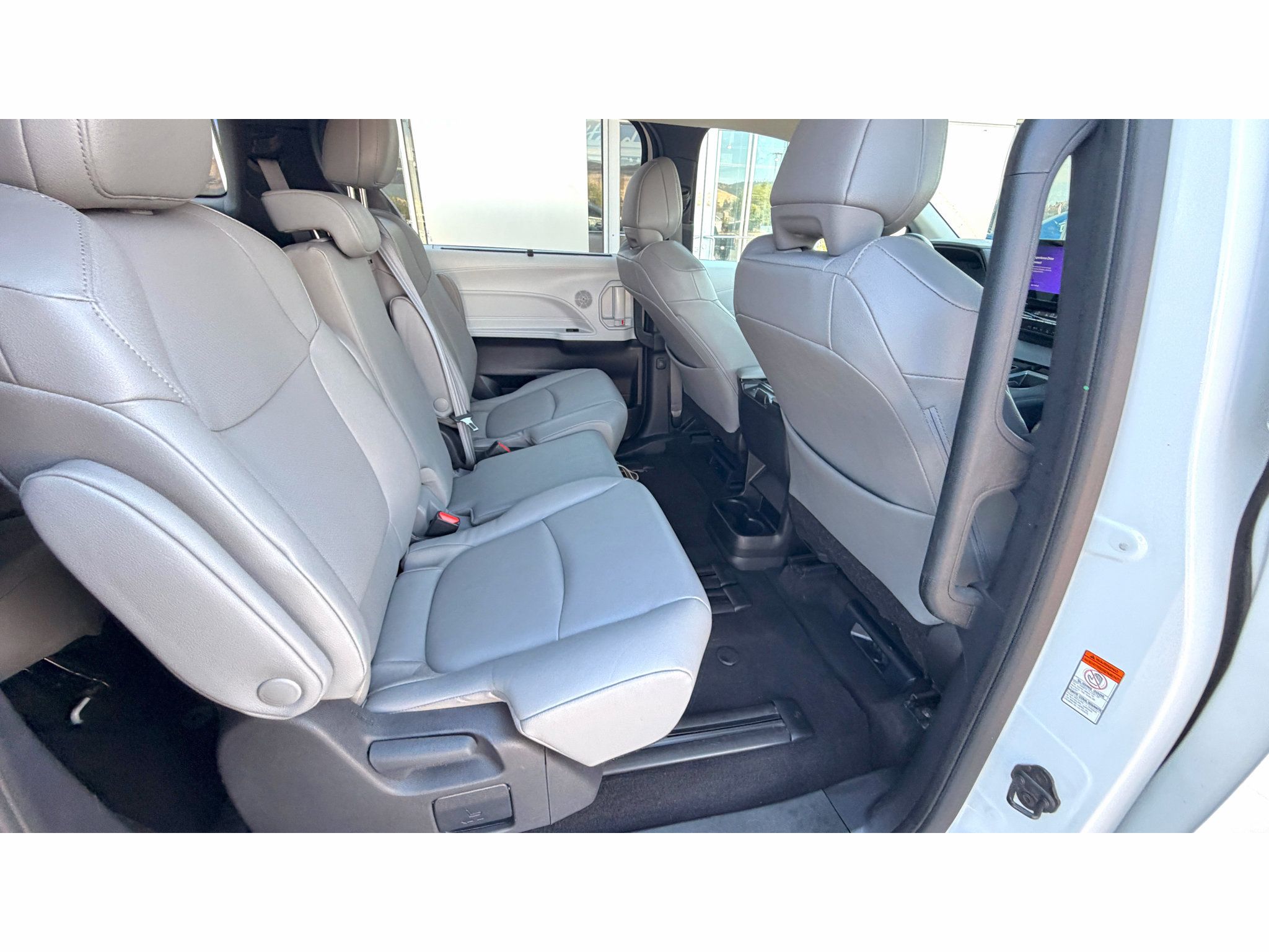 Used 2025 Toyota Sienna XLE FWD image 13