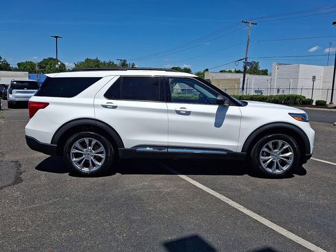 Used 2021 Ford Explorer XLT w/ Equipment Group 202A AWD/4WD image 13