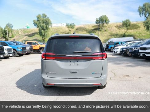 Used 2023 Chrysler Pacifica Pinnacle image 4