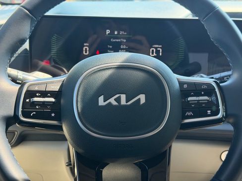 Used 2025 Kia Carnival EX FWD image 13