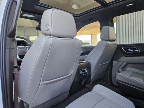Used 2022 GMC Yukon XL SLT w/ SLT Premium Package image 24