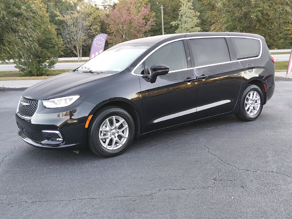 Used 2023 Chrysler Pacifica Touring-L FWD image 8