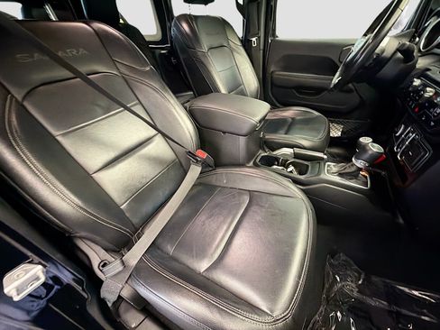 Used 2019 Jeep Wrangler Unlimited Sahara AWD/4WD image 15