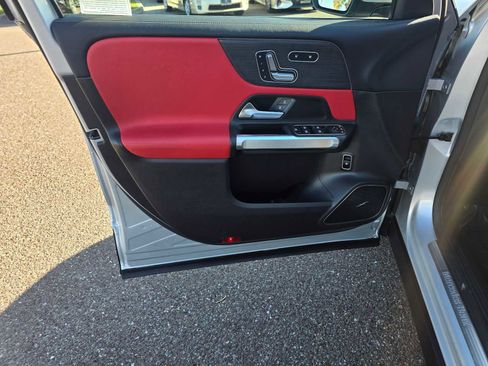 Used 2021 Mercedes-Benz GLB 250 4MATIC image 24