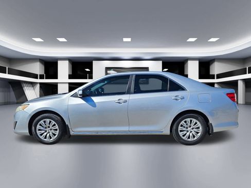 Used 2014 Toyota Camry LE image 2
