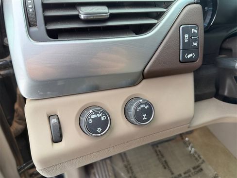 Used 2018 Chevrolet Suburban LT image 21