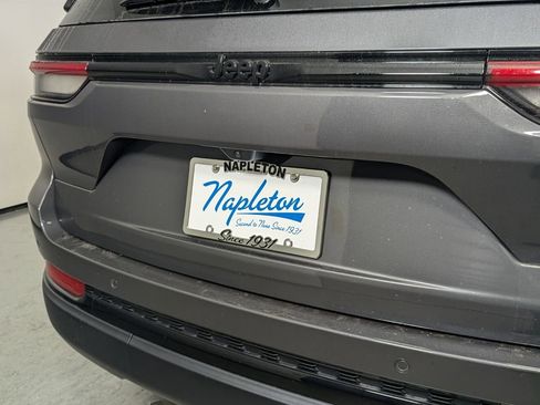 New 2025 Jeep Grand Cherokee Altitude image 9