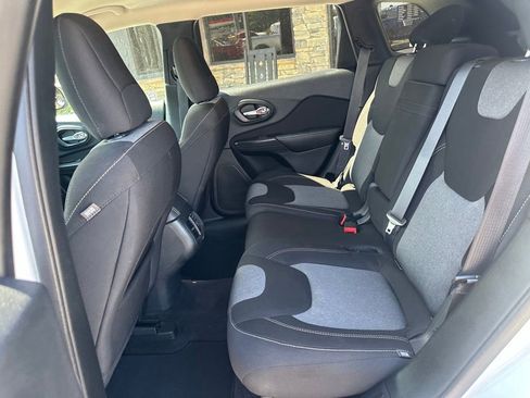 Used 2016 Jeep Cherokee Sport FWD image 31