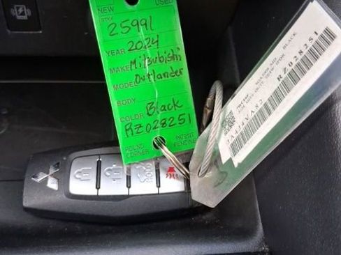 Used 2024 Mitsubishi Outlander AWD image 27