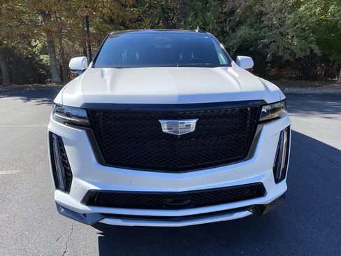 Used 2024 Cadillac Escalade V w/ LPO, ONYX Package image 3