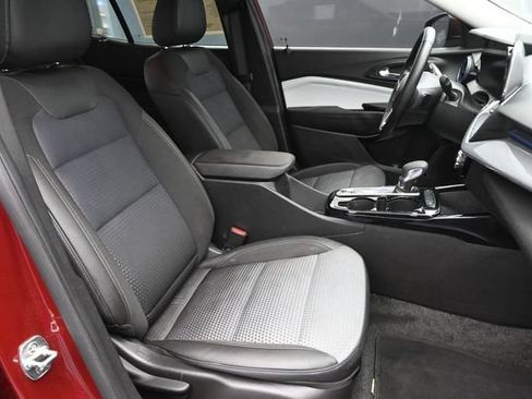 Used 2024 Chevrolet Trax LT w/ LT Convenience Package FWD image 31