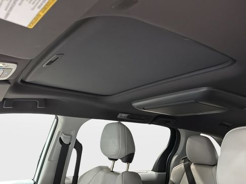 Used 2023 Toyota Sienna XSE AWD/4WD image 34