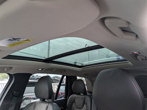 Certified 2022 Volvo XC90 T6 Momentum image 26